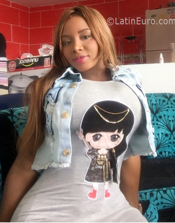 Date this attractive Colombia girl Natacha from Medellin CO19048