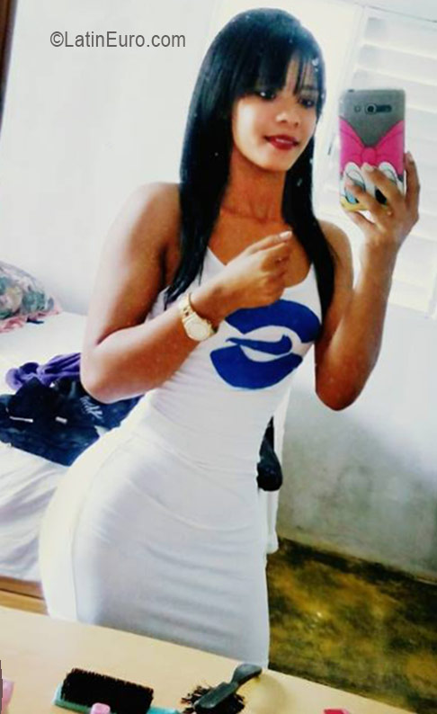 Date this attractive Dominican Republic girl Carolin from Santo Domingo DO26153