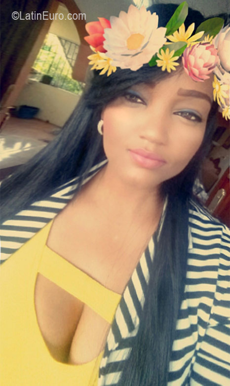Date this beautiful Dominican Republic girl Kenia from Santo Domingo DO26293