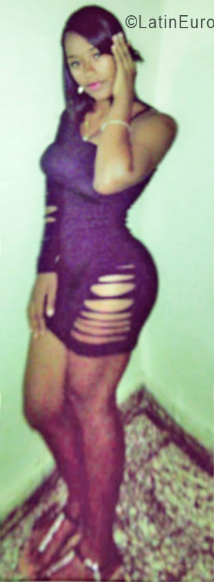Date this sultry Dominican Republic girl Yovana from Santiago DO26580