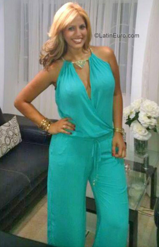 Date this tall United States girl Andrea from Hollywood US17631