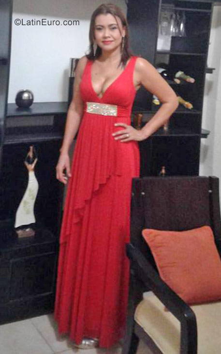 Date this voluptuous Colombia girl Lenia from Barranquilla CO19582