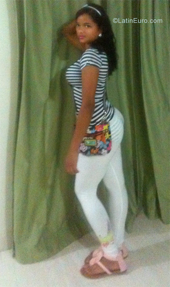 Date this voluptuous Dominican Republic girl Carmen from Santiago De Los Caballero DO26691