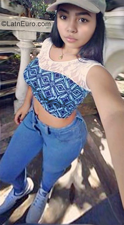 Date this athletic Venezuela girl Liiana from Caracas VE804