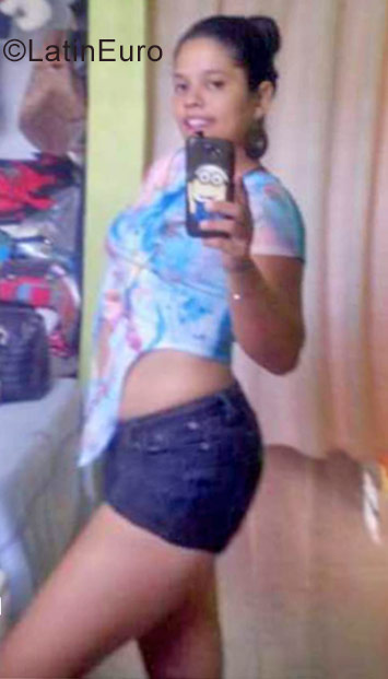 Date this pretty Dominican Republic girl Desiree from Santo Domingo DO26832