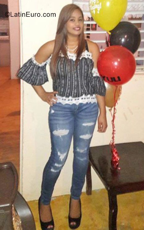 Date this voluptuous Dominican Republic girl Yuliana from Santiago DO26898
