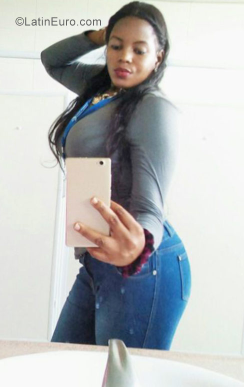 Date this voluptuous Dominican Republic girl Hiyya from Santo Domingo DO27106