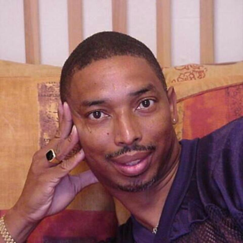 Date this foxy Bermuda man Eolib from Devonshire BM34