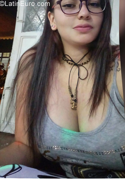 Date this attractive Colombia girl Leidy from Cali CO20334