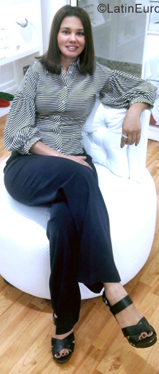 Date this nice looking Dominican Republic girl Victoria from Santo Domingo DO27946