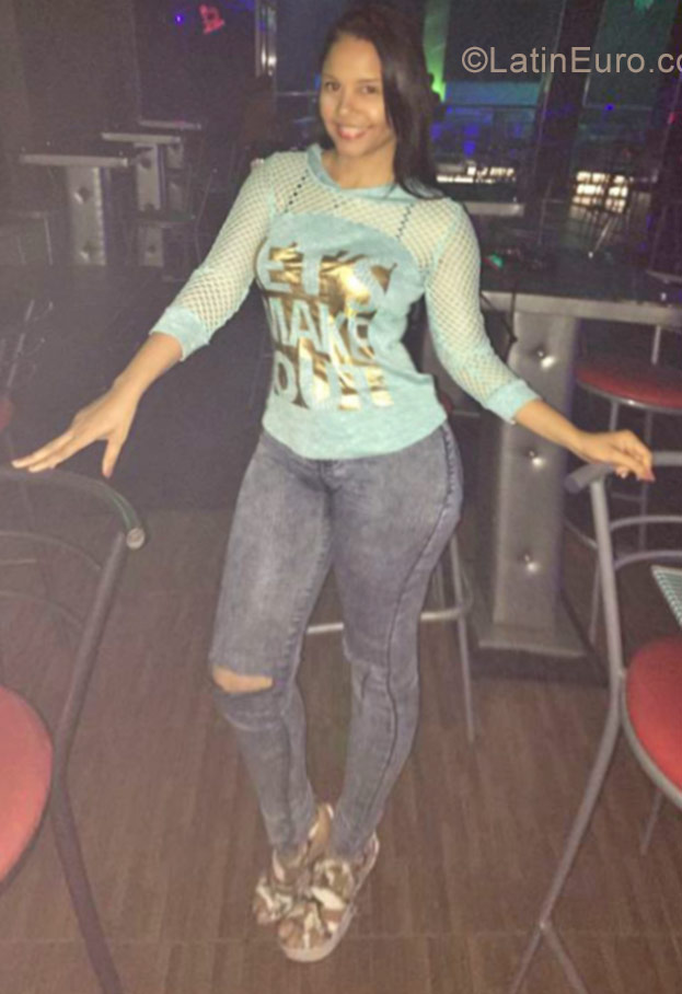 Date this georgeous Dominican Republic girl Carmen from Azua De Compostela DO28060