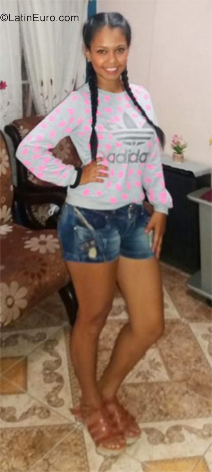 Date this foxy Colombia girl Jenni from Cali CO21312