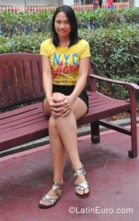 Date this pretty Singapore girl Rheda from Singapore PH958