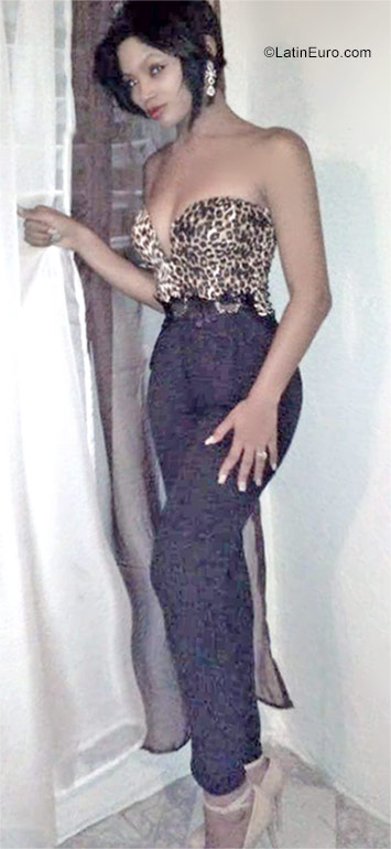 Date this foxy Dominican Republic girl Andrena from Santiago DO29029