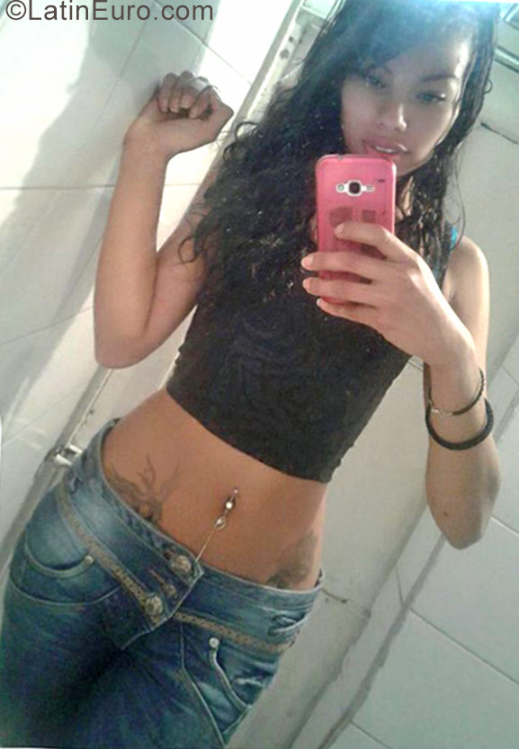 Date this hard body Colombia girl Paola from Bogota CO24595