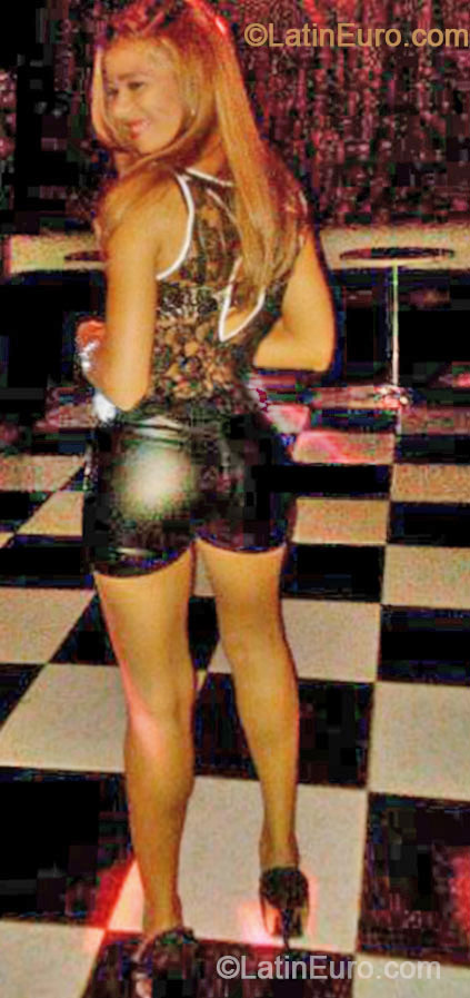 Date this athletic Dominican Republic girl Farah from Santo Domingo DO29126