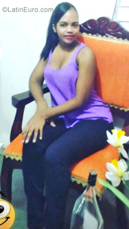 Date this hot Dominican Republic girl Yomery from Santiago DO29316