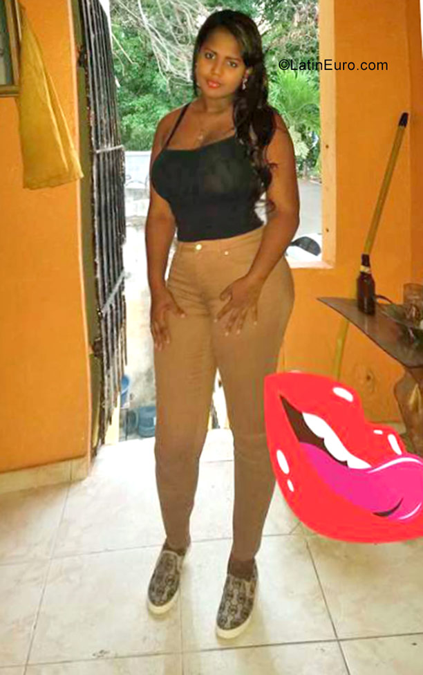 Date this beautiful Dominican Republic girl Nathaley from Santo Domingo DO29584