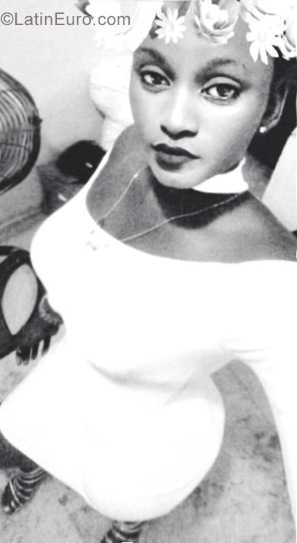 Date this happy Dominican Republic girl Charina from Santo Domingo DO29861