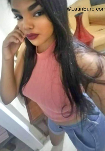 Date this foxy Dominican Republic girl Esmeralda from Santiago DO29897