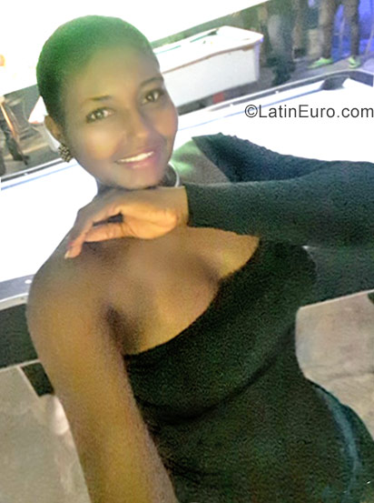 Date this voluptuous Dominican Republic girl Kirsy from Santo Domingo DO29901