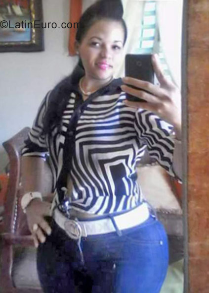 Date this sensual Dominican Republic girl Karina from Santo Domingo DO29937
