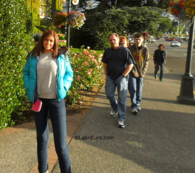 Date this happy Colombia girl Angela Ma from Bogota CO22159