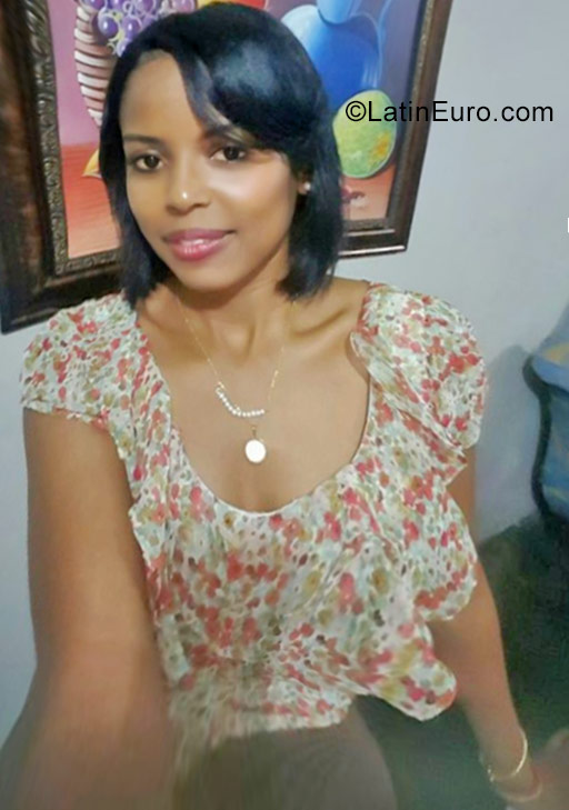Date this hot Dominican Republic girl Daysha from Santo Domingo DO30042
