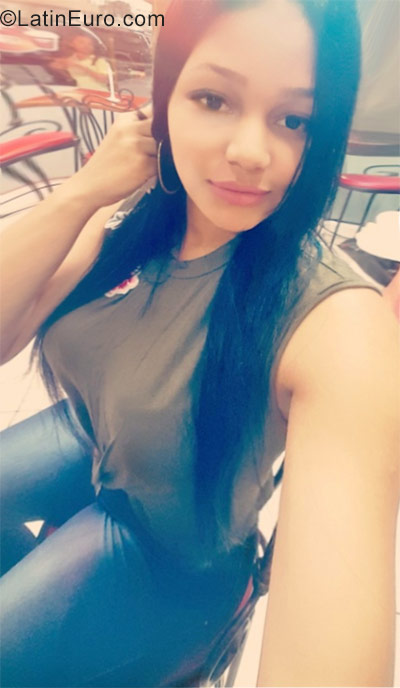 Date this sensual Dominican Republic girl Andrea from Santo Domingo DO30083