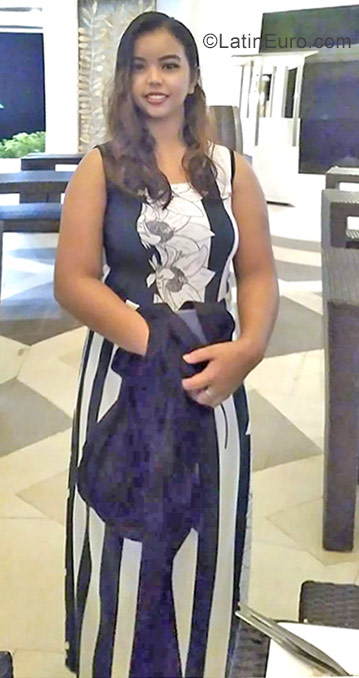 Date this charming Philippines girl Yhanna from Pasay City PH978