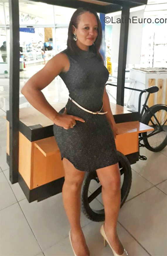 Date this young Dominican Republic girl Kenia from Santo Domingo DO30126