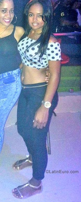 Date this nice looking Dominican Republic girl Rosa from Santo Domingo DO30310