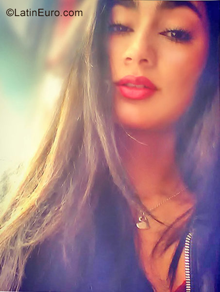 Date this beautiful Colombia girl Valery from Bogota CO22422