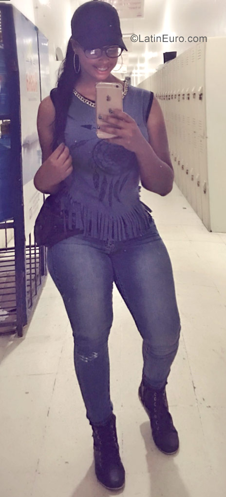 Date this georgeous Dominican Republic girl Diomaris from San Pedro De Macoris DO30422