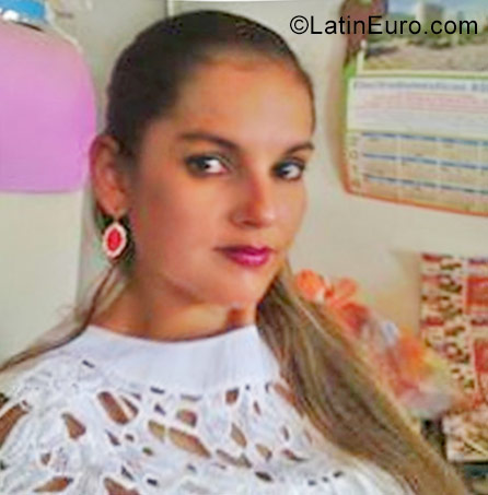 Date this pretty Honduras girl Kenia from Tegucigalpa HN2377