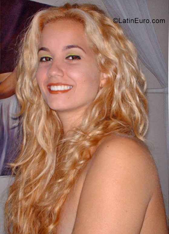 Date this beautiful Cuba girl Yahi from Havana CU144