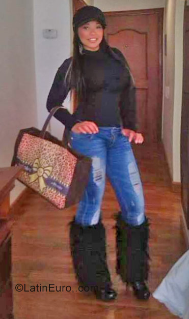 Date this georgeous Colombia girl Yohana from Bogotá CO24312