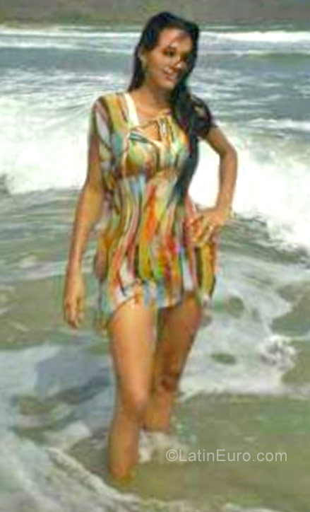 Date this foxy Venezuela girl Darverlys from Valencia VE1058