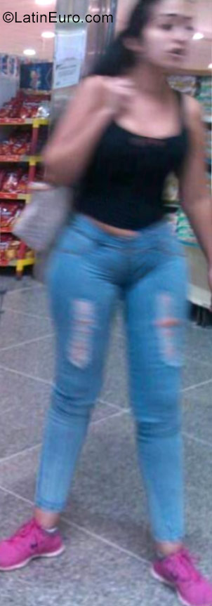 Date this happy Venezuela girl Idres from caracas VE1061