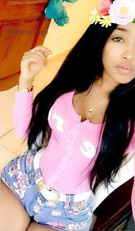 Date this hot Dominican Republic girl Carolina from La Romana DO30668
