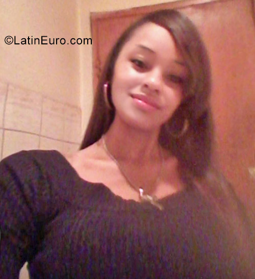 Date this happy Colombia girl Loren from Buenaventura CO22785