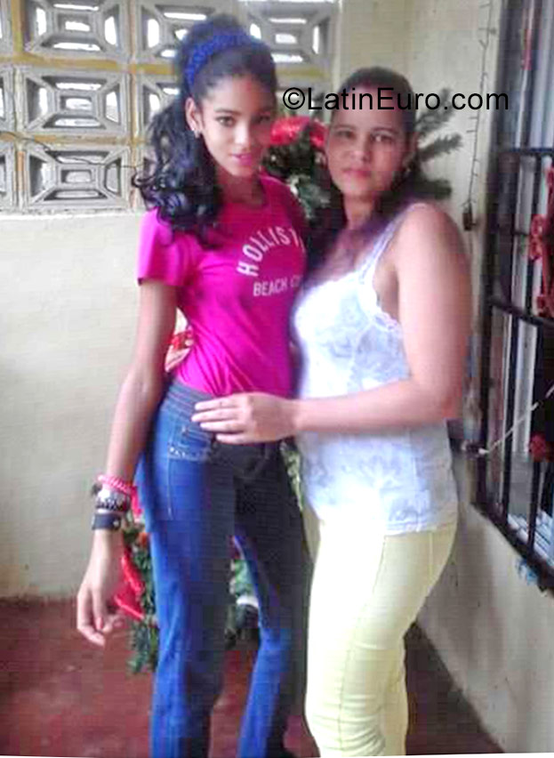 Date this beautiful Dominican Republic girl Nayer from Santiago DO30880