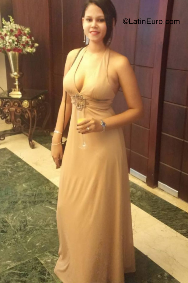 Date this happy Dominican Republic girl Alex9301 from Santo Domingo DO30883