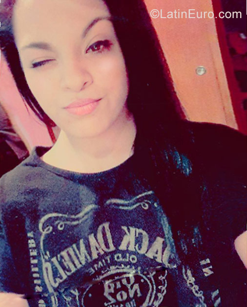 Date this attractive Argentina girl Estefania from Buenos Aires AR114
