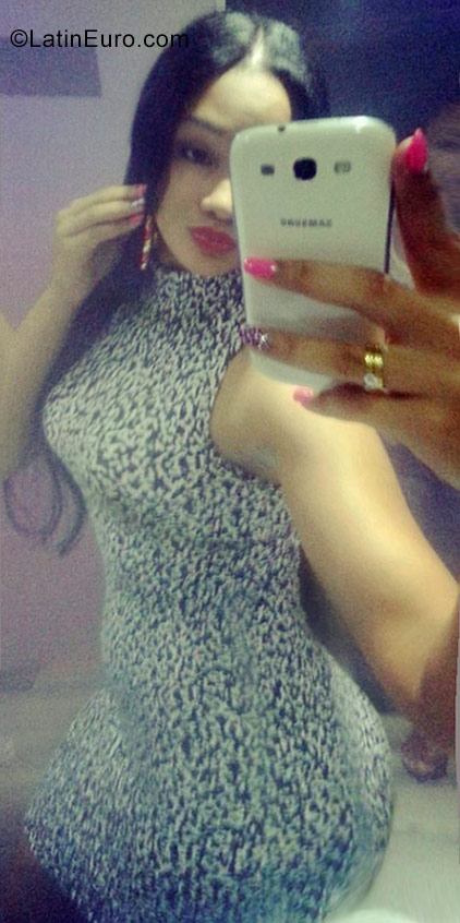 Date this happy Dominican Republic girl Pamela from Santo Domingo DO31002