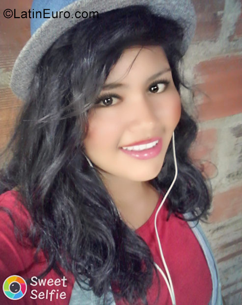 Date this nice looking Colombia girl Nikol from Bucaramanga CO23015