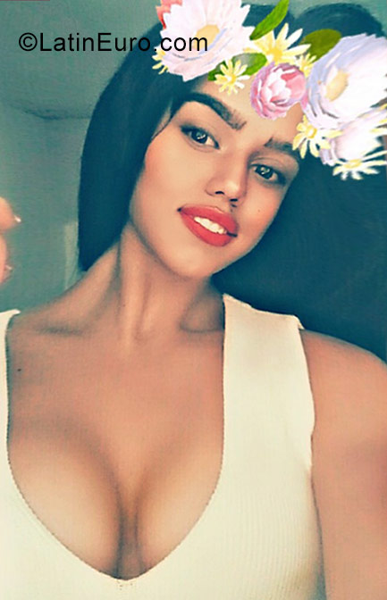 Date this passionate Cuba girl Legnia from Havana CU195