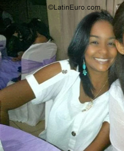 Date this attractive Dominican Republic girl Hindra from Santo Domingo DO31400