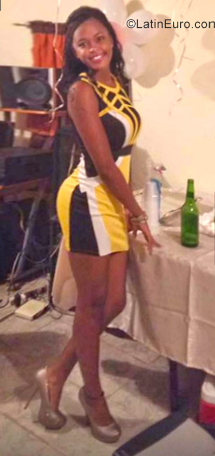 Date this hard body Dominican Republic girl Yaindy from Santo Domingo DO31433