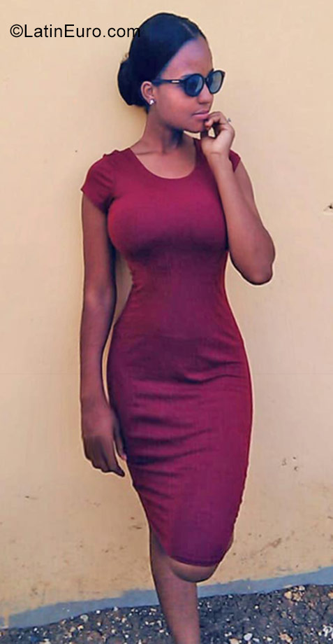 Date this hard body Dominican Republic girl Noemi from Santo Domingo DO31684